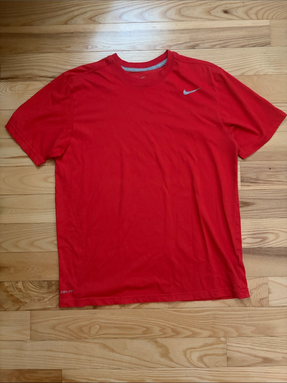 Nike DRI-FIT Short Sleeve Athletic Tee with Silver Swoosh sz L